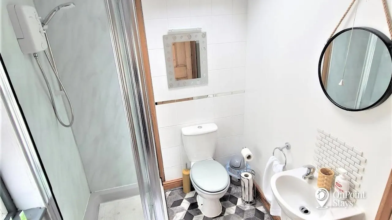 Lovely Spacious 5 Bedroom Home Near Chester City Centre 0*,