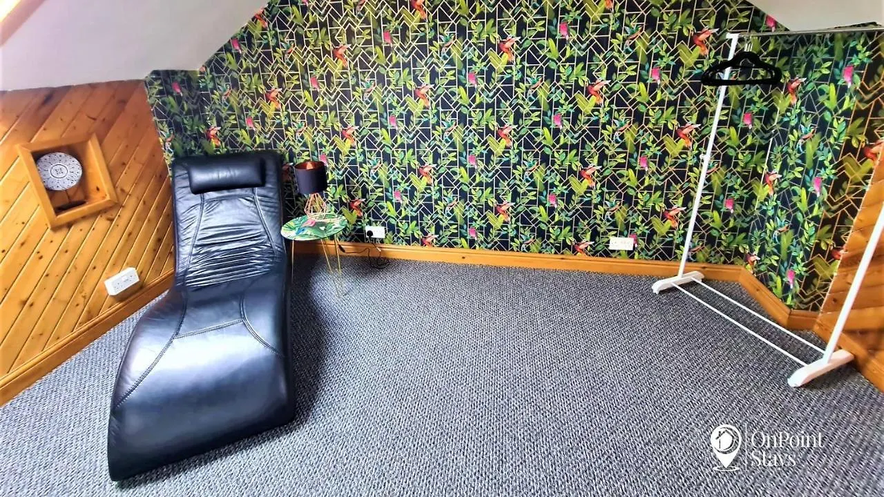 Lovely Spacious 5 Bedroom Home Near Chester City Centre 0*,  United Kingdom