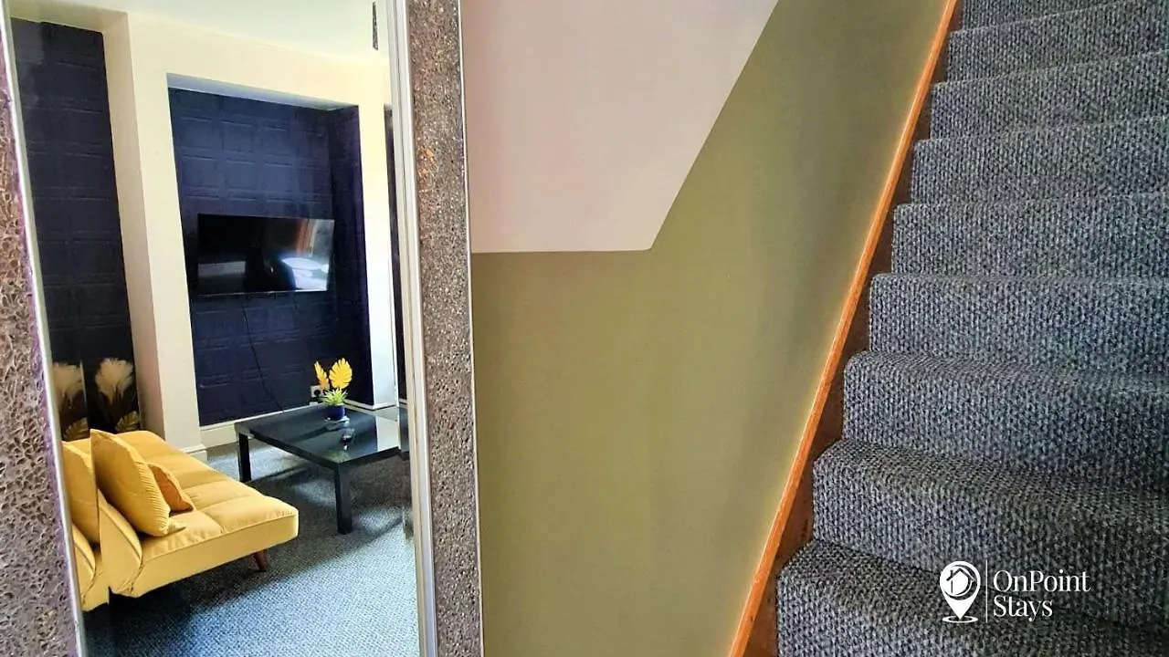 Lovely Spacious 5 Bedroom Home Near Chester City Centre Apartment