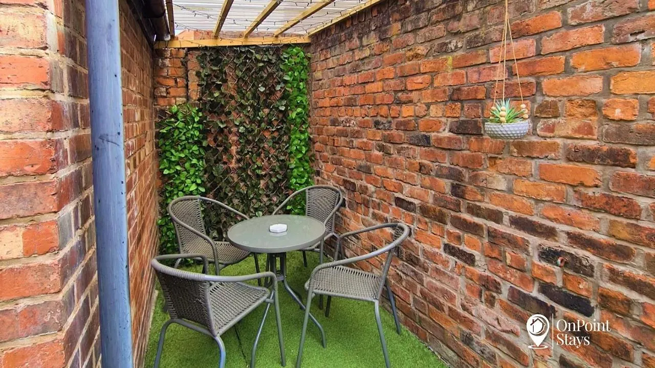 Lovely Spacious 5 Bedroom Home Near Chester City Centre 0*,